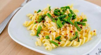 Insalata di pasta con fagiolini e pepe rosa, un piatto fresco e gustoso pronto in 10 minuti