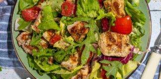 Insalata di pollo senza maionese, perfetta se sei a dieta