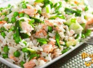 Insalata di riso con piselli e salmone ideale quando si vuole portare in tavola un piatto freddo e sublime