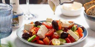 Insalata greca con feta e olive taggiasche