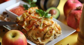 Lasagna alla ricotta con fiori di zucca e pollo, il pranzo leggero per le domeniche d’estate