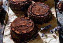 Mini capresi di nocciole, sfiziose monoporzioni da servire per dessert Mini capresi di nocciole