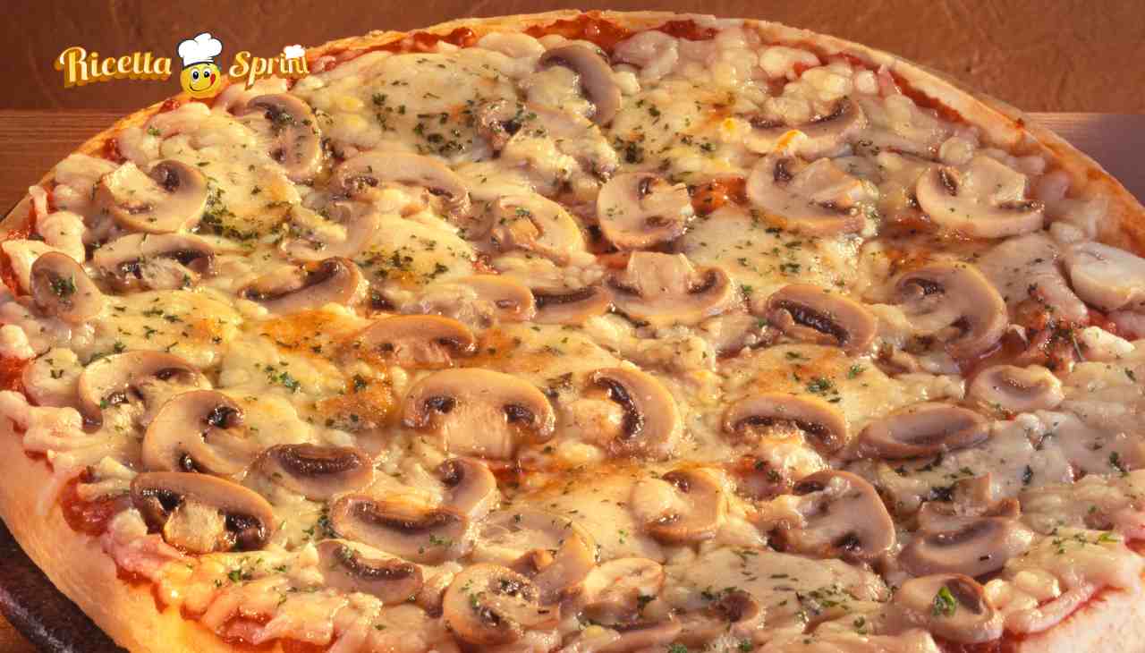 Pizza con i funghi come quella del ristorante, la ricetta è infallibile