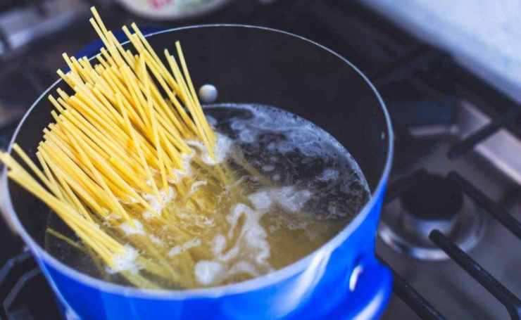 Spaghetti con colatura di alici e pomodorini