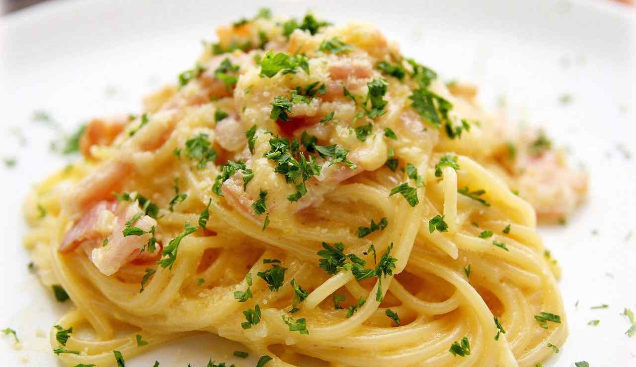 Spaghetti con pancetta e crema al parmigiano