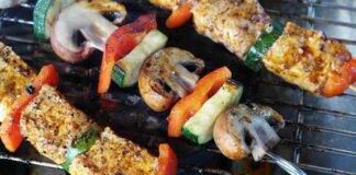 Spiedini grigliati di pesce spada marinato con verdure miste
