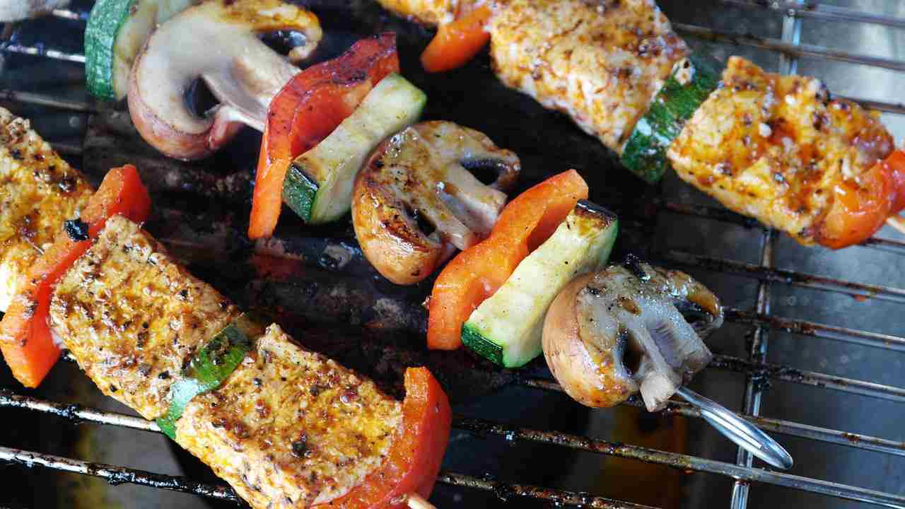 Spiedini grigliati di pesce spada marinato con verdure miste