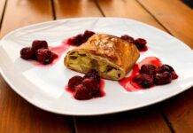 Strudel all’ananas e crema pasticcera, strepitosa e velocissima ricetta dal sapore irresistibile Strudel all'ananas e crema pasticcera