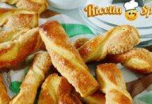 Torcetti dolci veloci di pasta sfoglia, perfetti da assaporare semplici o con le tue creme preferite