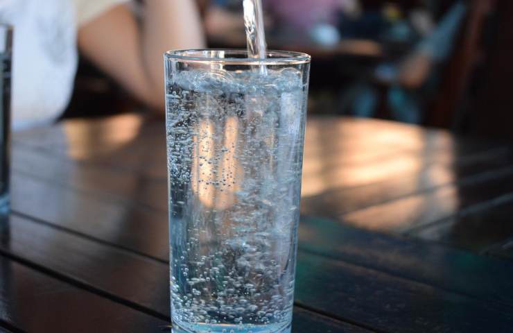 Un bicchiere di acqua minerale