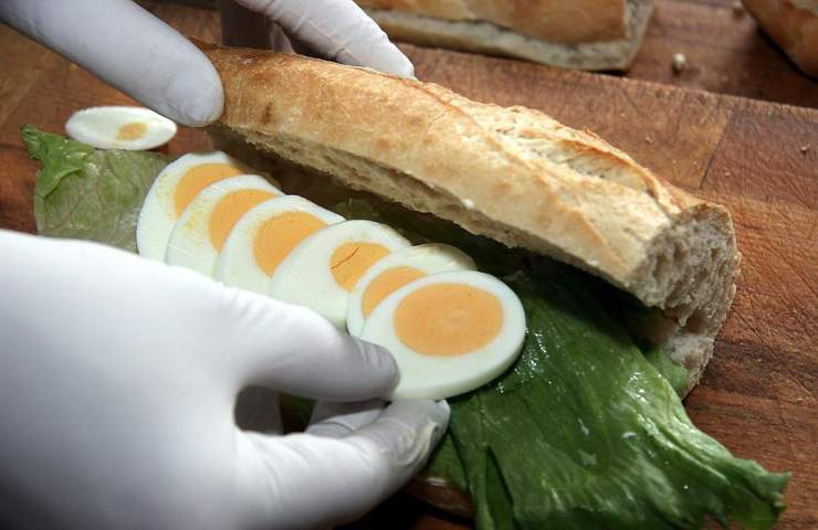 Un uovo sodo in un panino