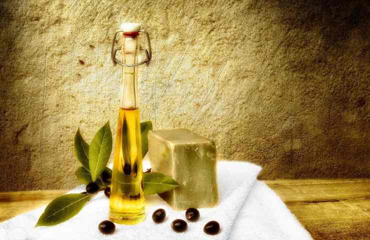 Una bottiglia di olio e delle olive