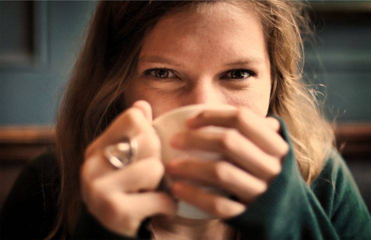 Una donna beve del caffè