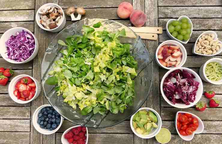 Una insalata con tanti tipi di frutta e verdura