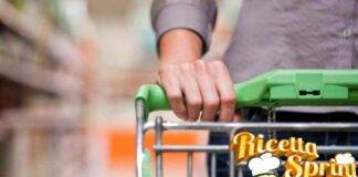 Una persona spinge un carrello al supermercato