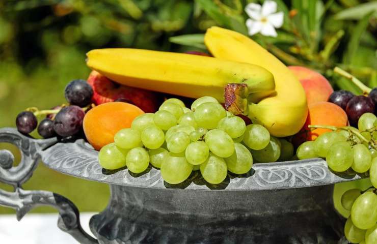 Una varietà di frutta assortita
