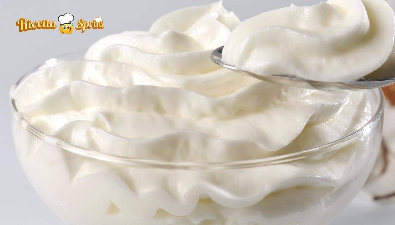 Crema alla yogurt, la farcia fresca e leggera per tantissimi dolci estivi