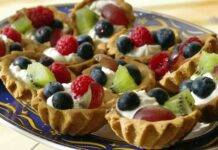 Crostatine alla nocciola con crema al latte e frutta