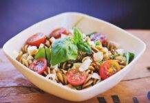 Insalata di pasta integrale, un pranzo leggero e nutriente per l’estate Insalata di pasta integrale