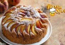 Ricotta e pesche si incontrano in questo impasto e la merenda diventa super torta con pesche