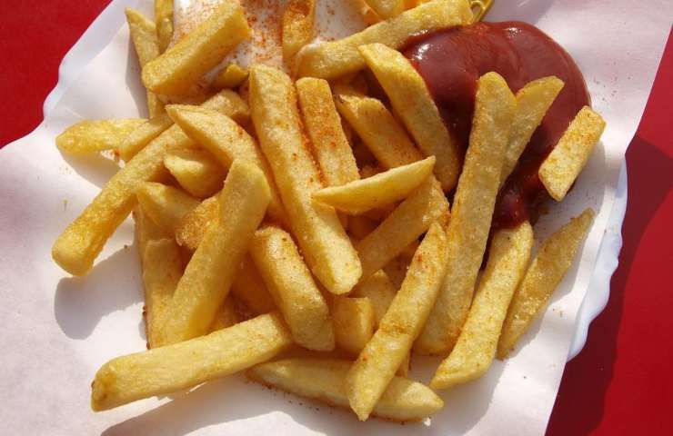 Alcune patatine fritte con ketchup