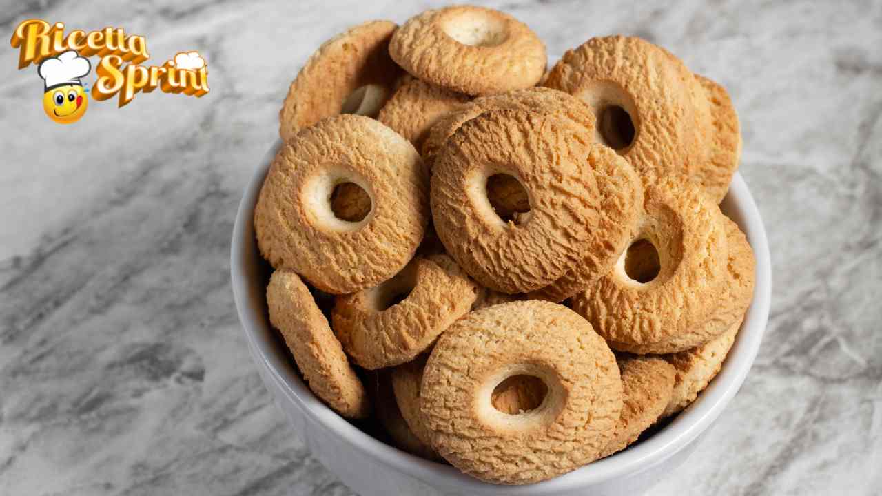 Biscotti alla panna di Benedetta Rossi perfetti da inzuppare nel latte