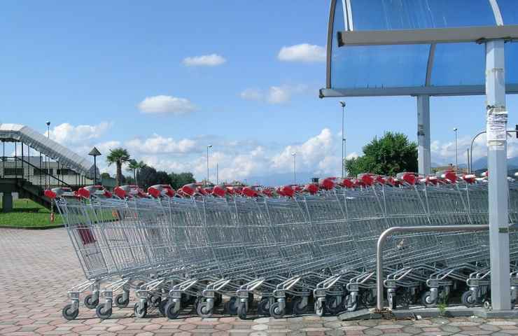 Dei carrelli lasciati in fila ad un supermercato