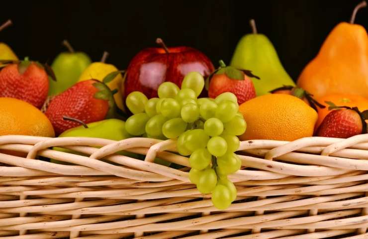 Della frutta assortita in un cesto