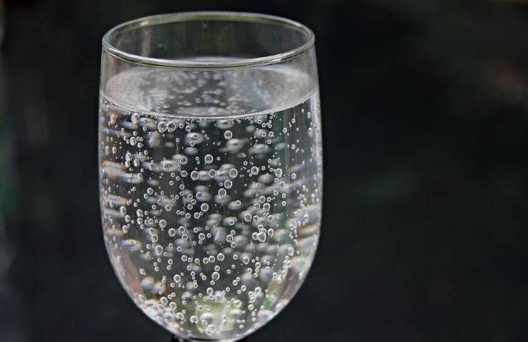 Dell'acqua minerale in un bicchiere di vetro