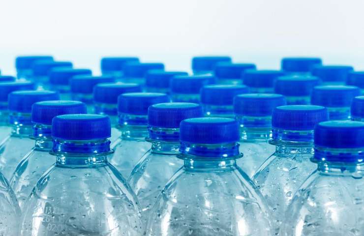 Delle bottiglie di acqua confezionate