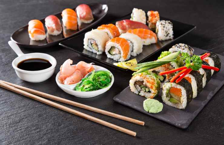 Diverse varietà di sushi e sushimi