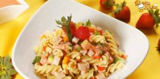 Insalata di pasta con fragole e papaya piatto raffinato, dal sapore esotico, nulla di più buono