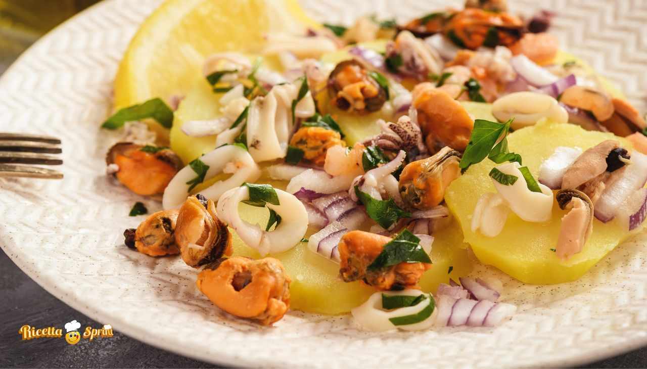 Insalata di patate con calamari e gamberi, un tripudio di bontà
