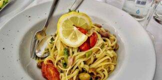 Linguine al tonno e limone con olive e pomodorini