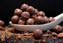 Palline di biscotti e nocciole al cioccolato, stuzzicanti e super golose Palline di biscotti e nocciole al cioccolato