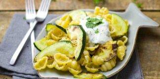 Pasta fredda con zucchine al lime e salsa allo yogurt