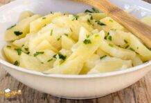 Patate a insalata il mio pranzo di oggi, per prepararla non occorrono molti ingredienti Patate a insalata il mio pranzo di oggi, per prepararla non occorrono molti ingredienti