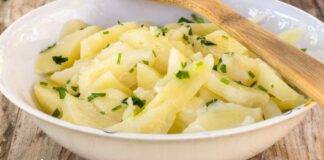 Patate a insalata il mio pranzo di oggi, per prepararla non occorrono molti ingredienti
