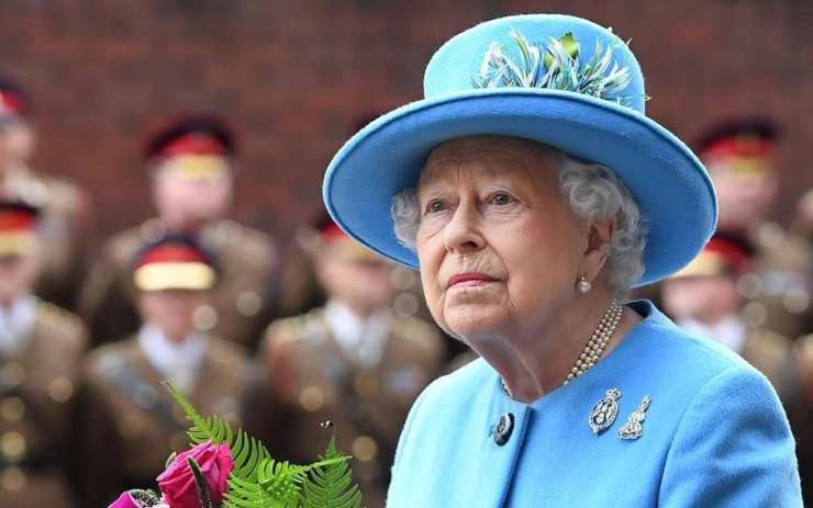 Regina Elisabetta spalle contro il muro dieta - RicettaSprint