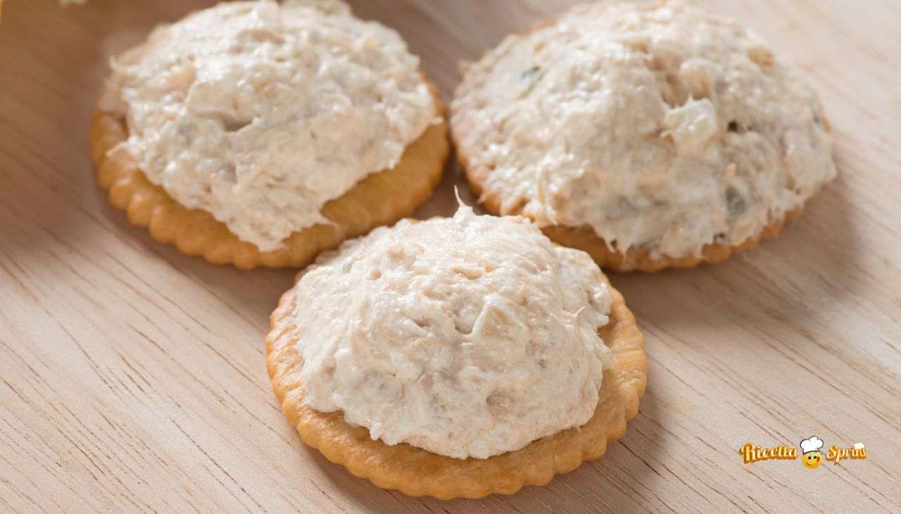 Salsa tonnata light, leggera e buonissima per accompagnare tartine e voulevant