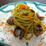 Spaghetti alle vongole con pesto di prezzemolo e pistacchio