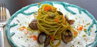 Spaghetti alle vongole con pesto di prezzemolo e pistacchio