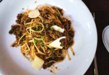 Spaghetti ragù veloce e scaglie di parmigiano