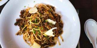 Spaghetti ragù veloce e scaglie di parmigiano
