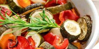 Tegame di peperoni e zucchine al forno, la ricetta dell'estate