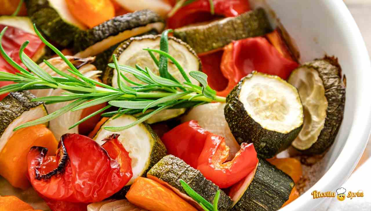 Tegame di peperoni e zucchine al forno, la ricetta dell'estate