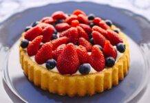 Torta soffice agrumata con crema e frutta, il mix profumato che fa impazzire tutti Torta soffice agrumata con crema e frutta