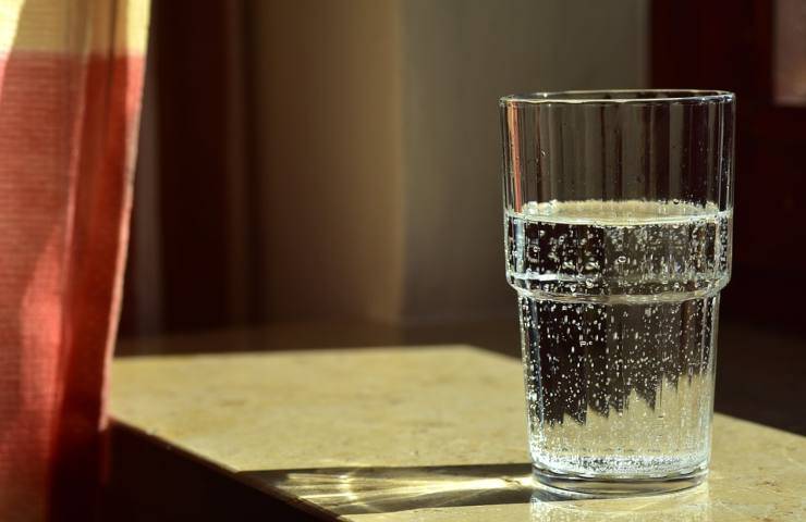 Un bicchiere di acqua frizzante