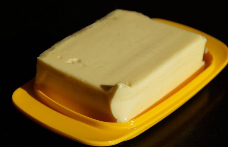 Un panetto di burro sottoposto a chiarificazione