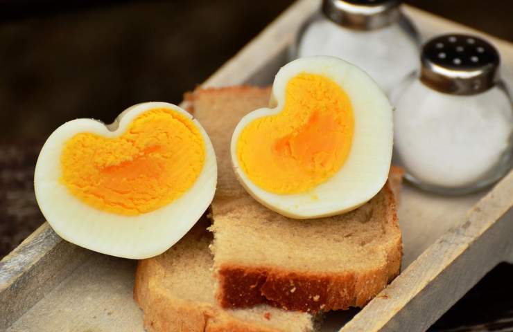 Un uovo sodo tagliato dalla forma di cuore